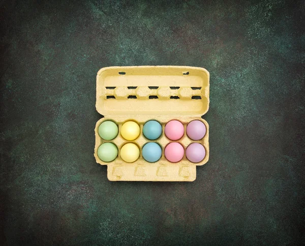 착 색된 부활절 달걀 달걀 상자 배경 빈티지 — 스톡 사진