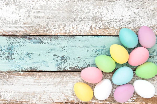 Påskägg med pastellfärgade dekoration trä bakgrund — Stockfoto