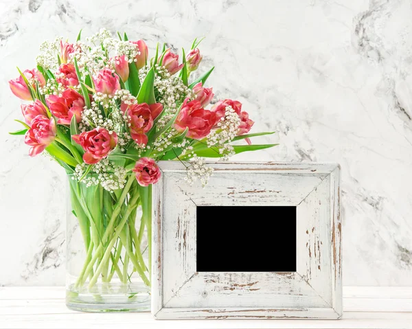 チューリップの花の白い木製の写真フレーム — ストック写真