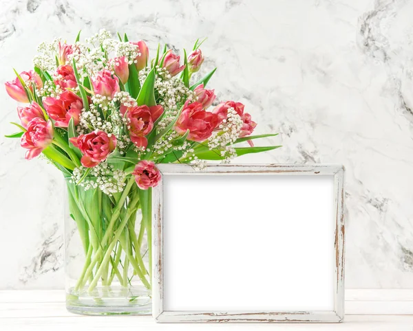 Розовый тюльпан цветы деревянная рамка копировать пространство — стоковое фото