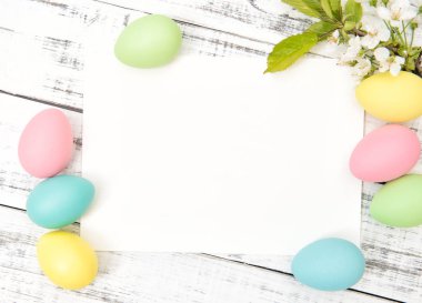 Yumurta dekorasyon bahar çiçekleri Paskalya tebrik kartı