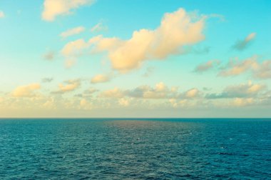 Turkuaz deniz suyu mükemmel mavi gökyüzü günbatımı seacape