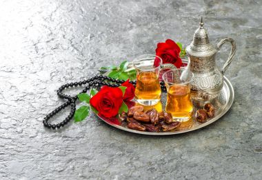 Kırmızı gül çiçekler çay tarihleri İslami tatil dekorasyon
