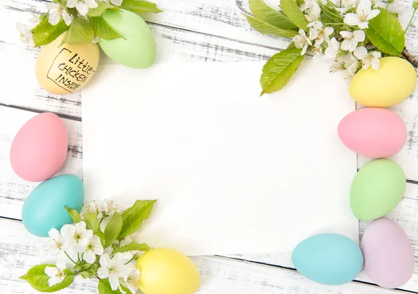 Pastel yumurta dekorasyon bahar çiçekleri Paskalya tebrik kartı — Stok fotoğraf