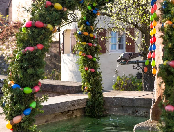 Fonte de Páscoa decoração ao ar livre dia de primavera ensolarado — Fotografia de Stock