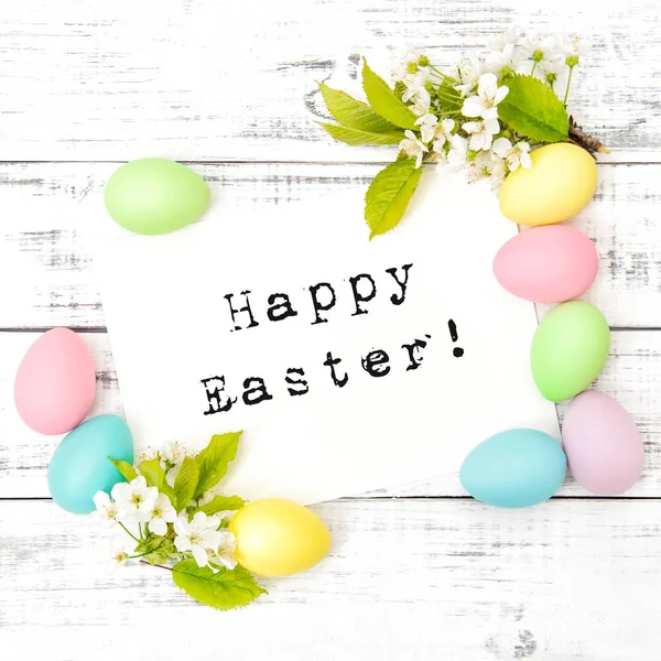 Velikonoční vajíčka dekorace jarní květiny pozdravy karta — Stock fotografie