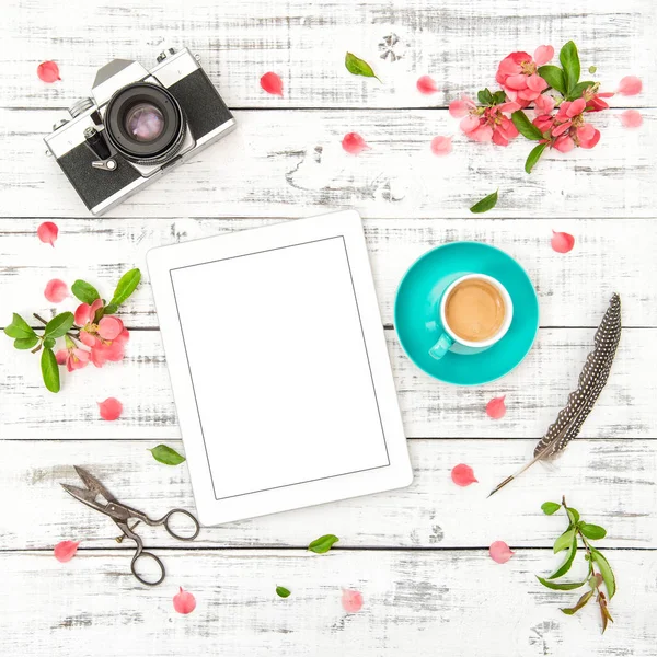 Tablet PC Fotokamera Kaffee rosa Blumen Frühling flach legen — Stockfoto