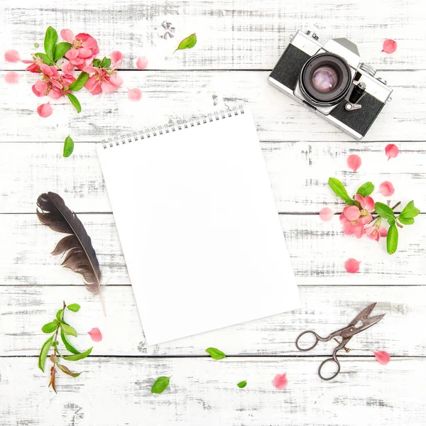 Schetsboek foto camera lente bloemen bloemen plat lag — Stockfoto