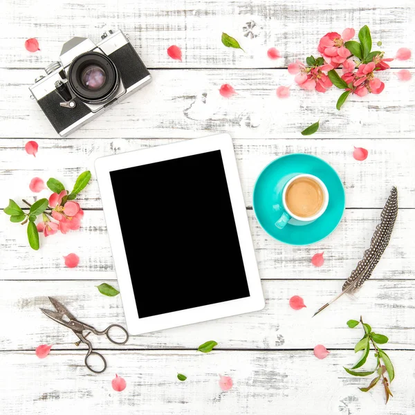 Tablet PC foto macchina fotografica caffè fiori rosa Spring flat lay — Foto Stock