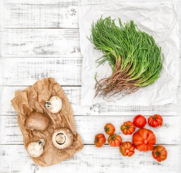 Gemüse Tomaten Pilze agretti Holz Küchentisch — Stockfoto