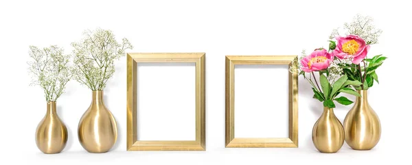 Vista frontal mock up golden picture frame flowers Estilo mínimo — Fotografia de Stock