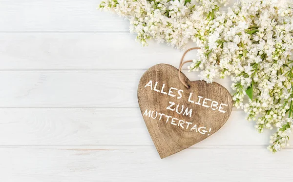 White lilac flowers wooden heart Mothers Day german — Stock Photo, Image