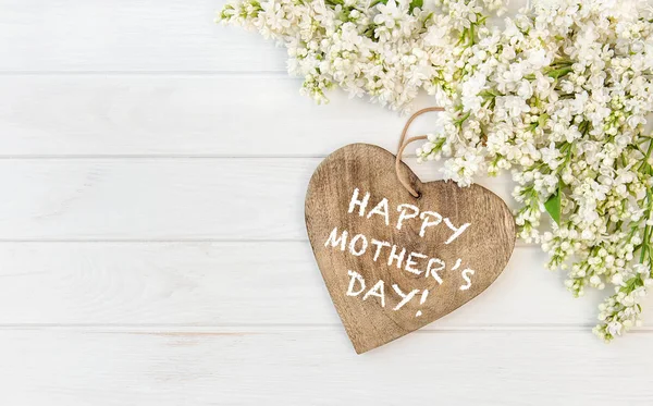 White lilac flowers wooden heart Mothers Day — Stock Photo, Image