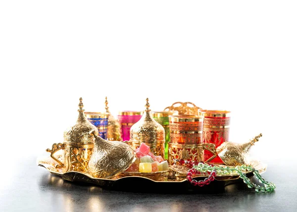 Mesa de centro de té árabe tazas de oro Ramadán kareem —  Fotos de Stock