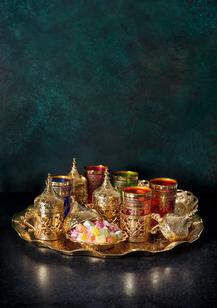 Čaj tabulka zlaté dekorace orientální pohostinnost ramadánu kareem — Stock fotografie