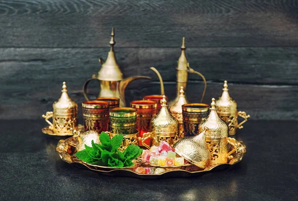 Східний чайний стіл золоті страви захоплюють м'ятну прикрасу — стокове фото
