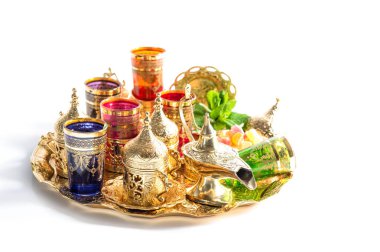Beyaz arka plan altın çay servisi yeşil nane yaprakları