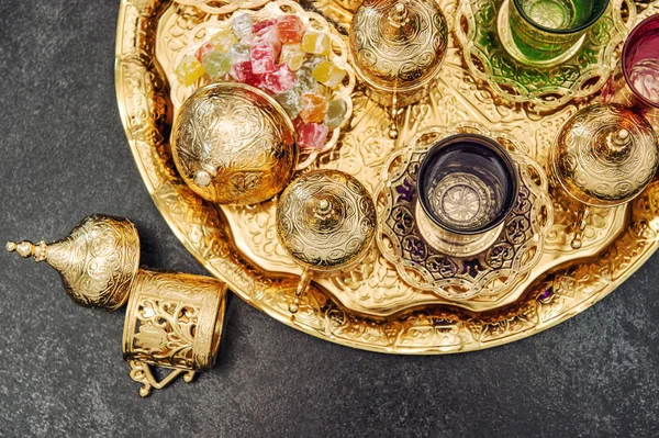 Bicchieri da tè arabi turchi tradizionali e datteri secchi con
