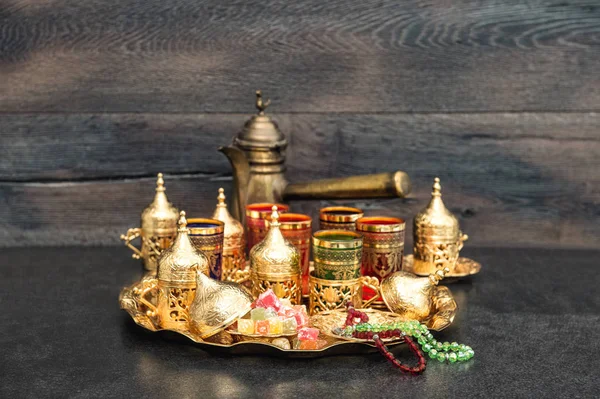 Τσάι γυαλιά ανατολίτικο δοχείο χρυσές διακοσμήσεις Ροδάριο Ραμαζάνι — Φωτογραφία Αρχείου