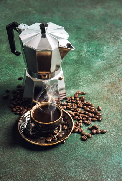 Fazole nápoje cup kávovar kamenné pozadí — Stock fotografie
