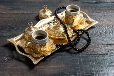 Kahve fincanı altın dekorasyon tespih Ramazan kareem