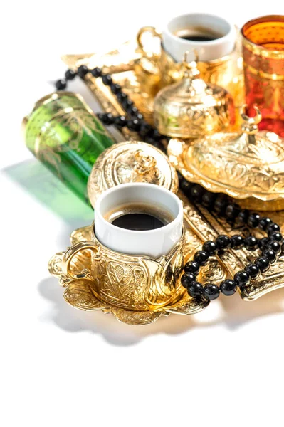 Gouden koffie kopjes thee glazen witte achtergrond Ramadan — Stockfoto