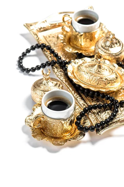 Gouden koffie kopjes rozenkrans kralen witte achtergrond Ramadan — Stockfoto