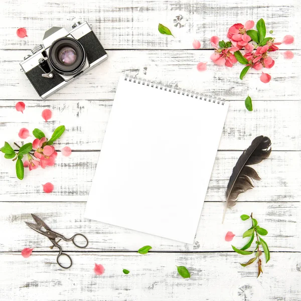Floral plat leggen schetsboek foto camera roze bloemen — Stockfoto