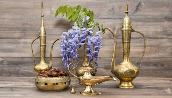 Gyllene orientaliska dekorationer Ramadan kareem arabiska kannan — Stockfoto