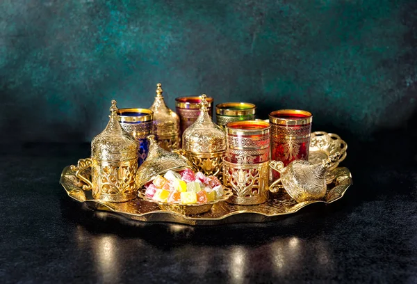 Ανατολίτικο φιλοξενία Ραμαζάνι τσάι τραπέζι χρυσά γυαλιά — Φωτογραφία Αρχείου