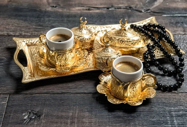 Zwarte koffie kopjes rozenkrans kralen Ramadan kareem — Stockfoto