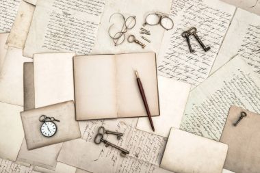 Eski harfler kartpostallar kitap Scrapbook kağıt arka plan açık