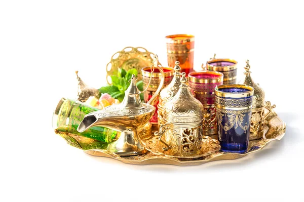 Servizio tè dorato foglie di menta verde Ramadan Mubarak — Foto Stock