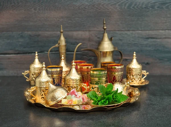 Café de té oriental platos dorados delicia menta — Foto de Stock