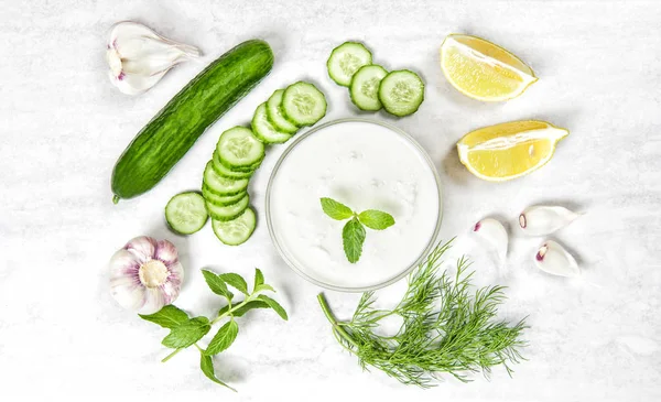 Tzatziki sås ingredienser Yoghurt mynta dillgurka örter — Stockfoto