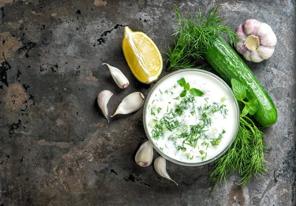 Griechische Sauce tzatziki Zutaten Lebensmittel Hintergrund — Stockfoto