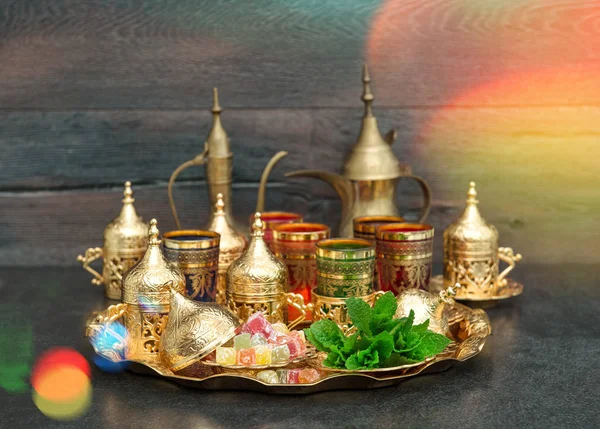 Orientalischer Tee Kaffee goldene Gerichte erfreuen Minze Jahrgang — Stockfoto