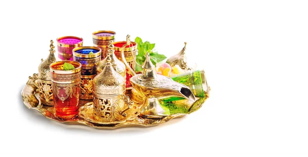 Arabischer Tee serviceholidays Dekoration weißer Hintergrund — Stockfoto