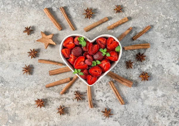 Röda jordgubbar myntablad kryddor mat bakgrund — Stockfoto