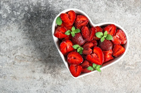 Strawberries green mint leaves Red heart Food Berries — Stock Photo, Image