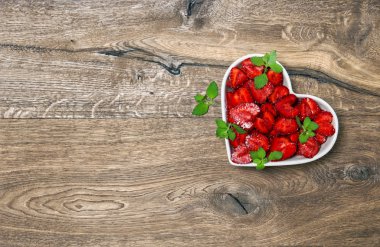 Rustik ahşap arka plan yiyecek çilek kalp