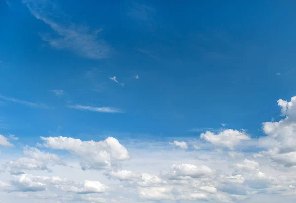 Nuvoloso cielo blu Bella natura sfondo — Foto Stock