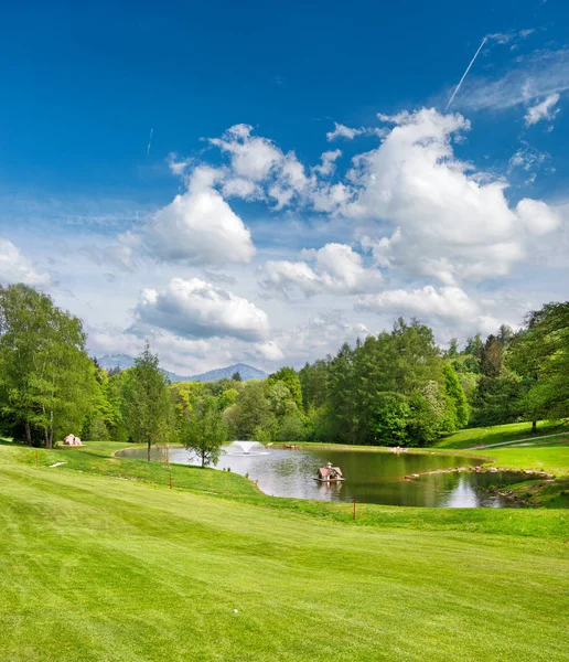 Golfovým hřištěm krajina krásná modrá obloha — Stock fotografie