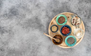 Goji meyveleri keten tohumu bal süper kahvaltı goji berry chia tohum