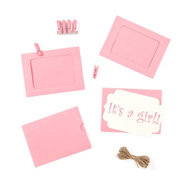 Onun beyaz arka plan düz lay kız pembe bebek duş kartları