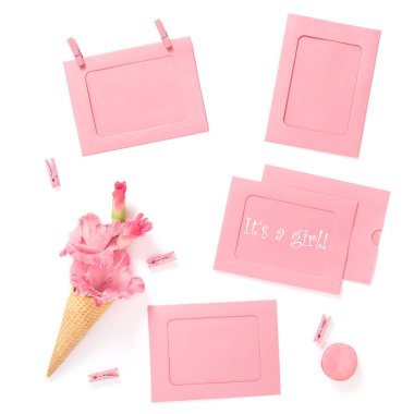 Onun bir kız pembe bebek duş düz yatıyordu çiçek kartları