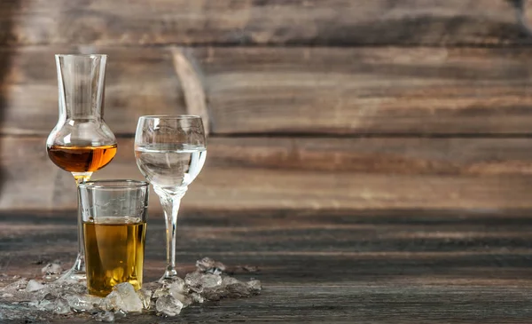Alkoholowe napoje z lodem Aperitif whisky wódka monopolowy — Zdjęcie stockowe