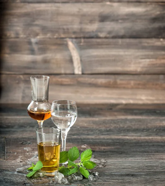 Liście mięty lodowej napojów alkoholowych Aperitif whisky wódka monopolowy — Zdjęcie stockowe