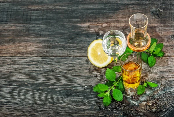 Drank met ijs citroen munt bladeren houten achtergrond — Stockfoto