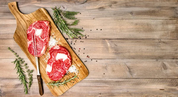 Syrové hovězí maso Rib Eye Steak bylinky koření Raw Food — Stock fotografie